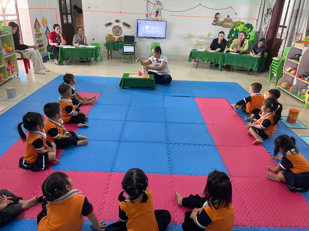 HĐ chơi với hộp sữa