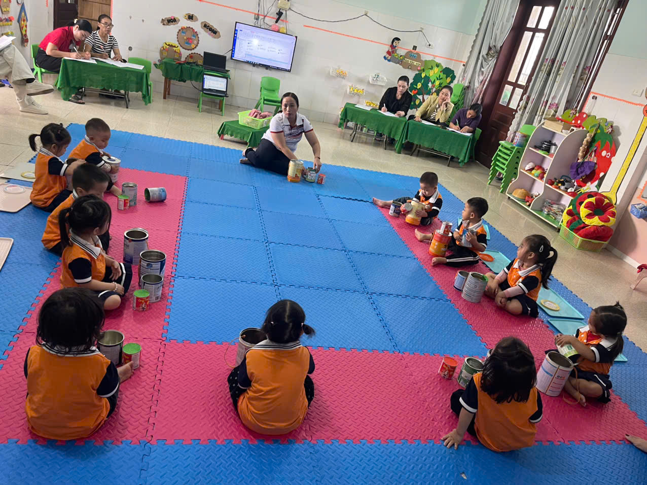 HĐ chơi với hộp sữa